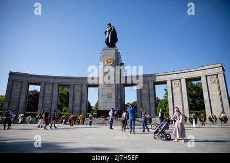 Am sowjetischen Kriegsdenkmal, einem von mehreren Kriegsdenkmälern in Berlin, versammelten sich Menschen. Es liegt direkt am Großen Tiergarten. Am 8.. Mai finden in der Gedenkstätte Kranzniederlegungen statt, um an 80.000 Soldaten der sowjetischen Streitkräfte zu erinnern, die während der Schlacht von Berlin im April und Mai 1945 ums Leben kamen. Die Polizei sicherte sich auch einen Gegenprotest auf der anderen Straßenseite, wo sich mehrere Personen versammelten, um den russischen Krieg in der Ukraine zu kritisieren. Zudem Verbot die örtliche Polizei in Berlin am Wochenende das Fliegen von Flaggen in der Nähe von Gedenkstätten. (Foto von Michael Kuenne/PRESSCOV/Sipa USA) Stockfoto