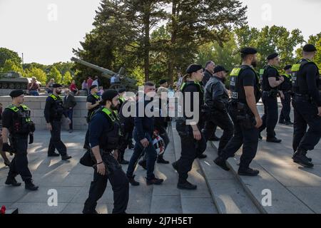 Berlin, Deutschland. 09.. Mai 2022. Mehrere russische Biker treffen sich am 9. Mai 2022 an der Sowjetischen Kriegsdenkmal in Berlin, um Blumen niederzulegen und an die toten Soldaten zu erinnern, die während der Schlacht von Berlin im April und Mai 1945 starben. Die Polizei begleitete die Biker in kleinen Gruppen zum Denkmal. (Foto: Michael Kuenne/PRESSCOV/Sipa USA) Quelle: SIPA USA/Alamy Live News Stockfoto