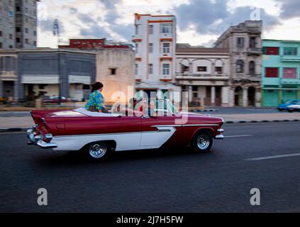 Stadtrundfahrt durch die Straßen von Havanna, Kuba in einem alten amerikanischen Oldtimer. Stockfoto