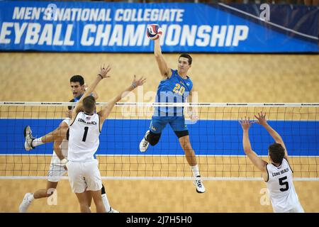 UCLA Bruins außerhalb des Treffers Ethan Champlin (20) trifft den Ball gegen die Long Beach State 49ers während eines NCAA College Volleyballturniers am Donnerstag, den 5. Mai 2022, in Los Angeles. Long Beach State besiegte UCLA mit 3:2. Stockfoto