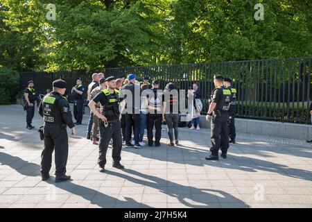 Berlin, Deutschland. 09.. Mai 2022. Mehrere russische Biker treffen sich am 9. Mai 2022 an der Sowjetischen Kriegsdenkmal in Berlin, um Blumen niederzulegen und an die toten Soldaten zu erinnern, die während der Schlacht von Berlin im April und Mai 1945 starben. Die Polizei begleitete die Biker in kleinen Gruppen zum Denkmal. (Foto: Michael Kuenne/PRESSCOV/Sipa USA) Quelle: SIPA USA/Alamy Live News Stockfoto