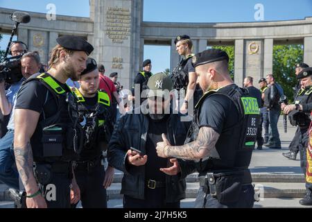 Berlin, Deutschland. 09.. Mai 2022. Mehrere russische Biker treffen sich am 9. Mai 2022 an der Sowjetischen Kriegsdenkmal in Berlin, um Blumen niederzulegen und an die toten Soldaten zu erinnern, die während der Schlacht von Berlin im April und Mai 1945 starben. Die Polizei begleitete die Biker in kleinen Gruppen zum Denkmal. (Foto: Michael Kuenne/PRESSCOV/Sipa USA) Quelle: SIPA USA/Alamy Live News Stockfoto