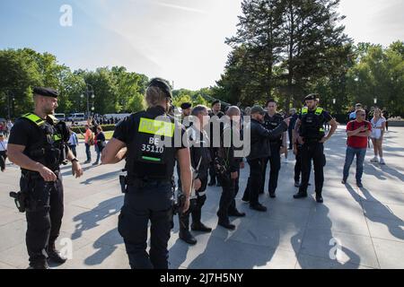 Berlin, Deutschland. 09.. Mai 2022. Mehrere russische Biker treffen sich am 9. Mai 2022 an der Sowjetischen Kriegsdenkmal in Berlin, um Blumen niederzulegen und an die toten Soldaten zu erinnern, die während der Schlacht von Berlin im April und Mai 1945 starben. Die Polizei begleitete die Biker in kleinen Gruppen zum Denkmal. (Foto: Michael Kuenne/PRESSCOV/Sipa USA) Quelle: SIPA USA/Alamy Live News Stockfoto