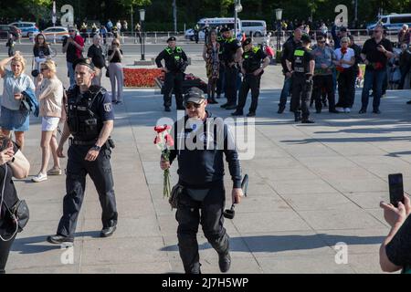 Berlin, Deutschland. 09.. Mai 2022. Mehrere russische Biker treffen sich am 9. Mai 2022 an der Sowjetischen Kriegsdenkmal in Berlin, um Blumen niederzulegen und an die toten Soldaten zu erinnern, die während der Schlacht von Berlin im April und Mai 1945 starben. Die Polizei begleitete die Biker in kleinen Gruppen zum Denkmal. (Foto: Michael Kuenne/PRESSCOV/Sipa USA) Quelle: SIPA USA/Alamy Live News Stockfoto