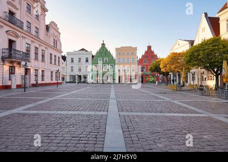 Güstrow in Mecklenburg-Vorpommern, Deutschland. Rathaus mit Giegelhäusern auf dem Marktplatz in der Altstadt. Stockfoto