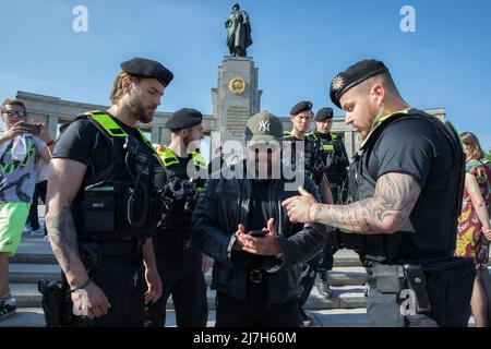Berlin, Deutschland. 09.. Mai 2022. Mehrere russische Biker treffen sich am 9. Mai 2022 an der Sowjetischen Kriegsdenkmal in Berlin, um Blumen niederzulegen und an die toten Soldaten zu erinnern, die während der Schlacht von Berlin im April und Mai 1945 starben. Die Polizei begleitete die Biker in kleinen Gruppen zum Denkmal. (Foto: Michael Kuenne/PRESSCOV/Sipa USA) Quelle: SIPA USA/Alamy Live News Stockfoto