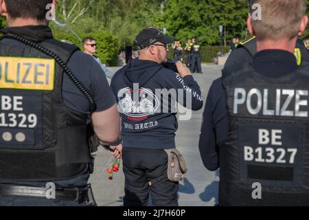 Berlin, Deutschland. 09.. Mai 2022. Mehrere russische Biker treffen sich am 9. Mai 2022 an der Sowjetischen Kriegsdenkmal in Berlin, um Blumen niederzulegen und an die toten Soldaten zu erinnern, die während der Schlacht von Berlin im April und Mai 1945 starben. Die Polizei begleitete die Biker in kleinen Gruppen zum Denkmal. (Foto: Michael Kuenne/PRESSCOV/Sipa USA) Quelle: SIPA USA/Alamy Live News Stockfoto