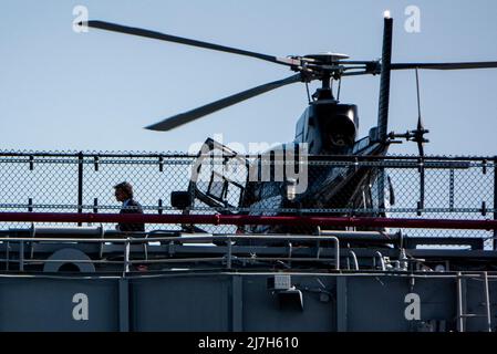 4. Mai 2022, San Diego, Kalifornien, USA: Schauspieler Tom Cruise verlässt einen Hubschrauber auf dem Deck des USS Midway Museum, während er zur Weltpremiere von „Top Gun: Maverick“ kommt. Die Kreuzfahrt ging von der USS Carl Vinson aus, bevor sie auf der USS Midway landete. (Bild: © K.C. Alfred/ZUMA Press Wire Service) Stockfoto