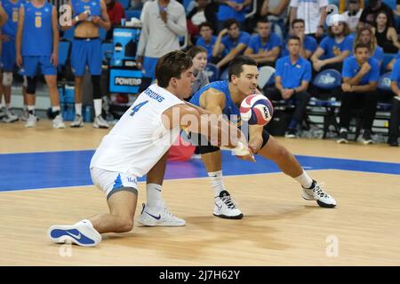 UCLA Bruins Libero Cole Pinder (4) und Außenseiter Ethan Champlin (20) während eines NCAA-Volleyballturniers am Donnerstag, 5. Mai 2022, in Los Angeles. Long Beach State besiegte UCLA mit 3:2. Stockfoto