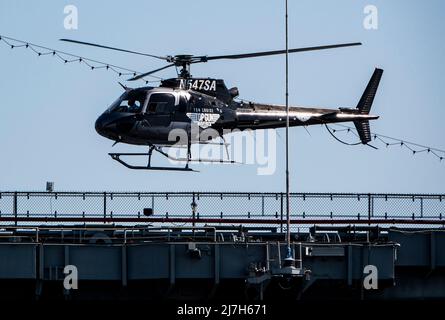 4. Mai 2022, San Diego, Kalifornien, USA: Schauspieler Tom Cruise kommt mit dem Hubschrauber auf dem Deck des USS Midway Museum bei der Weltpremiere von „Top Gun: Maverick“ an. Die Kreuzfahrt ging von der USS Carl Vinson aus, bevor sie auf der USS Midway landete. (Bild: © K.C. Alfred/ZUMA Press Wire Service) Stockfoto