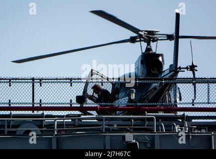 4. Mai 2022, San Diego, Kalifornien, USA: Schauspieler Tom Cruise verlässt einen Hubschrauber auf dem Deck des USS Midway Museum, während er zur Weltpremiere von „Top Gun: Maverick“ kommt. Die Kreuzfahrt ging von der USS Carl Vinson aus, bevor sie auf der USS Midway landete. (Bild: © K.C. Alfred/ZUMA Press Wire Service) Stockfoto