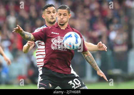 Salerno, Italien. 08.. Mai 2022. (5/8/2022) Pasquale Mazzocchi (US Salernitana 1919) und Charalampos Lykogiannis Sie konkurrieren um den Ball während der Serie A 2021/22 Spiel zwischen US . Salernitana 1919 und Cagliari Calcio im Arechi Stadion (Foto: Agostino Gemito/Pacific Press/Sipa USA) Quelle: SIPA USA/Alamy Live News Stockfoto