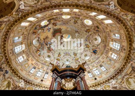 Vicoforte, Cuneo, Piemont, Italien - 13. Oktober 2021: Innenbereich des Heiligtums der Geburt Mariens mit der größten elliptischen Kuppel der Welt mit dem l Stockfoto