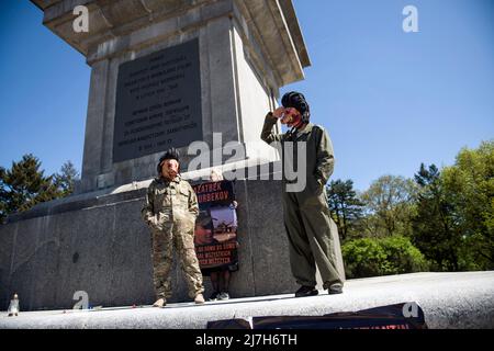 Ein Mann, der als sowjetischer Soldat mit einer Schweinemaske im Gesicht gekleidet ist, grüßt, während er auf dem Denkmal für sowjetische Soldaten steht, die im Zweiten Weltkrieg starben Hunderte von Ukrainern und polnischen Aktivisten protestierten auf einem Warschauer Friedhof vor Soldaten der Roten Armee, die während des Zweiten Weltkriegs starben Der russische Botschafter in Polen, Sergej Andreev, wurde von Demonstranten, die gegen den Krieg in der Ukraine waren, bei einer jährlichen Veranstaltung zum Tag des Sieges zum Gedenken an das Ende des Zweiten Weltkriegs mit roter Farbe angestrichen Botschafter Sergej Andreew kam am Tag des Sieges auf dem sowjetischen Soldatenfriedhof an, um Blumen zu legen, aber der Diplomat und seine Delegation wurden gezwungen Stockfoto