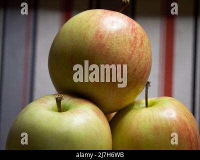 Ein Haufen Galaäpfel. Ein paar Früchte, eine Nahaufnahme. Stockfoto