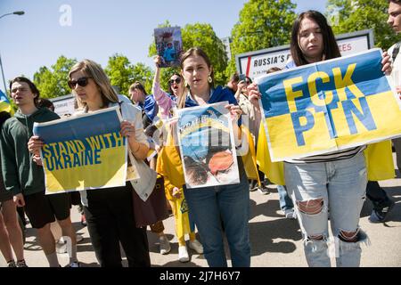 Demonstranten halten Plakate, auf denen sie ihre Meinung äußern, während sie an einem Antikriegsprotest teilnehmen. Hunderte von Ukrainern und polnischen Aktivisten protestierten auf einem Warschauer Friedhof vor Soldaten der Roten Armee, die während des Zweiten Weltkriegs starben Der russische Botschafter in Polen, Sergej Andreev, wurde von Demonstranten, die gegen den Krieg in der Ukraine waren, bei einer jährlichen Veranstaltung zum Tag des Sieges zum Gedenken an das Ende des Zweiten Weltkriegs mit roter Farbe angestrichen Botschafter Sergej Andreew kam am Tag des Sieges auf dem sowjetischen Soldatenfriedhof an, um Blumen zu legen, aber der Diplomat und seine Delegation waren gezwungen, das Gebiet in Begleitung eines Polizisten zu verlassen Stockfoto