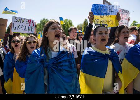 Demonstranten halten Plakate, auf denen sie ihre Meinung äußern, während sie an einem Antikriegsprotest teilnehmen. Hunderte von Ukrainern und polnischen Aktivisten protestierten auf einem Warschauer Friedhof vor Soldaten der Roten Armee, die während des Zweiten Weltkriegs starben Der russische Botschafter in Polen, Sergej Andreev, wurde von Demonstranten, die gegen den Krieg in der Ukraine waren, bei einer jährlichen Veranstaltung zum Tag des Sieges zum Gedenken an das Ende des Zweiten Weltkriegs mit roter Farbe angestrichen Botschafter Sergej Andreew kam am Tag des Sieges auf dem sowjetischen Soldatenfriedhof an, um Blumen zu legen, aber der Diplomat und seine Delegation waren gezwungen, das Gebiet in Begleitung eines Polizisten zu verlassen Stockfoto