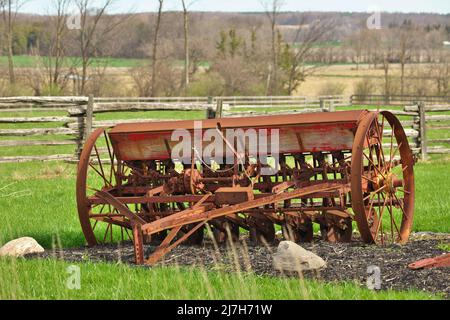 Antik Vintage Farm Seeder Rusty Farm implementieren im Feld Stockfoto