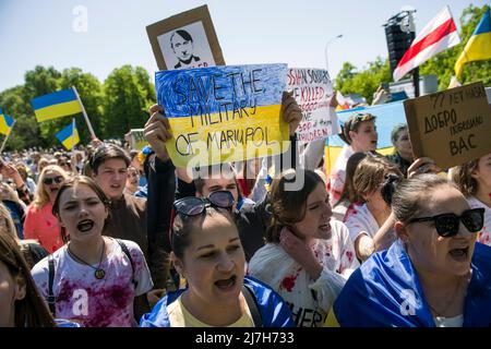 Warschau, Polen. 09.. Mai 2022. Demonstranten halten Plakate, auf denen sie ihre Meinung äußern, während sie an einem Antikriegsprotest teilnehmen. Hunderte von Ukrainern und polnischen Aktivisten protestierten auf einem Warschauer Friedhof vor Soldaten der Roten Armee, die während des Zweiten Weltkriegs starben Der russische Botschafter in Polen, Sergej Andreev, wurde von Demonstranten, die gegen den Krieg in der Ukraine waren, bei einer jährlichen Veranstaltung zum Tag des Sieges zum Gedenken an das Ende des Zweiten Weltkriegs mit roter Farbe angestrichen Botschafter Sergej Andreew kam am Tag des Sieges auf dem sowjetischen Soldatenfriedhof an, um Blumen zu legen, aber der Diplomat und seine Delegation waren gezwungen, das Aare zu verlassen Stockfoto