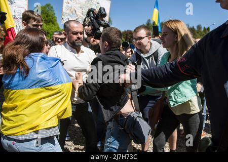 Warschau, Polen. 09.. Mai 2022. Ukrainische und prorussische Männer zischen während des Protestes. Hunderte von Ukrainern und polnischen Aktivisten protestierten auf einem Warschauer Friedhof vor Soldaten der Roten Armee, die während des Zweiten Weltkriegs starben Der russische Botschafter in Polen, Sergej Andreev, wurde von Demonstranten, die gegen den Krieg in der Ukraine waren, bei einer jährlichen Veranstaltung zum Tag des Sieges zum Gedenken an das Ende des Zweiten Weltkriegs mit roter Farbe angestrichen Botschafter Sergej Andreew kam am Tag des Sieges auf dem sowjetischen Soldatenfriedhof an, um Blumen zu legen, aber der Diplomat und seine Delegation waren gezwungen, das Gebiet in Begleitung von Polizisten zu verlassen. Stockfoto