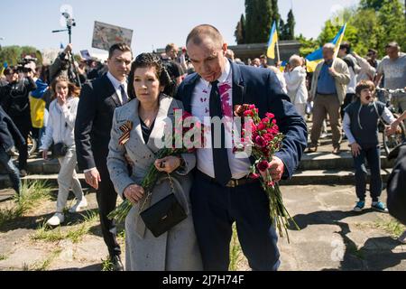 Warschau, Polen. 09.. Mai 2022. Mitglieder der russischen Delegation, die mit roter Farbe überzogen ist, verlassen den sowjetischen Soldatenfriedhof. Hunderte von Ukrainern und polnischen Aktivisten protestierten auf einem Warschauer Friedhof vor Soldaten der Roten Armee, die während des Zweiten Weltkriegs starben Der russische Botschafter in Polen, Sergej Andreev, wurde von Demonstranten, die gegen den Krieg in der Ukraine waren, bei einer jährlichen Veranstaltung zum Tag des Sieges zum Gedenken an das Ende des Zweiten Weltkriegs mit roter Farbe angestrichen Botschafter Sergej Andreew kam am Tag des Sieges auf dem sowjetischen Soldatenfriedhof an, um Blumen zu legen, aber der Diplomat und seine Delegation waren gezwungen, das Aare zu verlassen Stockfoto
