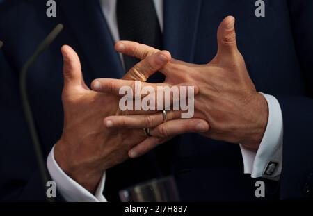 Berlin, Deutschland. 09.. Mai 2022. Die Hände des französischen Präsidenten Emmanuel Macron im Kanzleramt. Quelle: Michael Kappeler/dpa/Alamy Live News Stockfoto