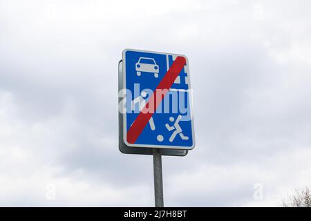 Straßenschilder - Ende des Wohngebiets in der Nähe, Fußgängerüberweg Stockfoto