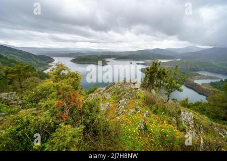 Panorama eines Tals mit Seen zwischen den Bergen und wolkig stürmischen Tag. Stockfoto