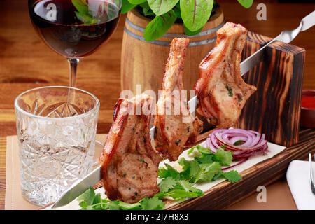 Lammkebab/Spieße Platte auf Holzbrett. Serviert auf Fladenbrot. Stockfoto