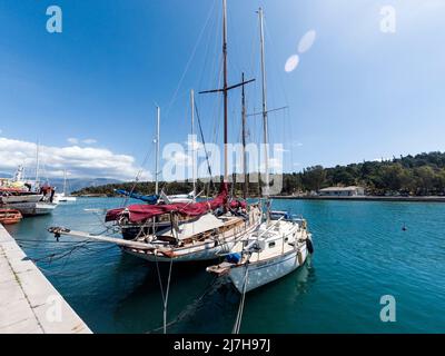 Private Segelyachten ankerten im kleinen Hafen von Galaxidi, einer malerischen Stadt mit großer Schiffstradition in Zentralgriechenland, Europa. Stockfoto