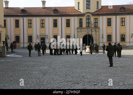 Weißrussische Soldaten auf dem Hof des Schlosses Neswisch in Weißrussland Stockfoto