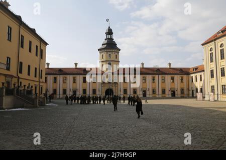 Weißrussische Soldaten auf dem Hof des Schlosses Neswisch in Weißrussland Stockfoto