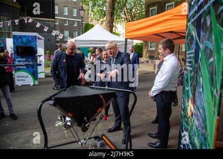 London, England, Großbritannien. 9.. Mai 2022. Der britische Premierminister BORIS JOHNSON besucht Stände in der Downing Street während der Veranstaltung „Number 10 Bring Showcase“. (Bild: © Tayfun Salci/ZUMA Press Wire) Stockfoto