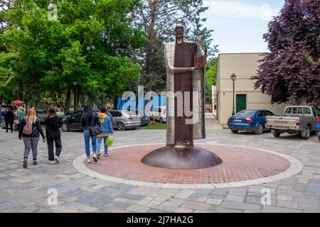 Metallische Statue eines alten Musikers, der seine Harfe im Stadtpark von Katerini City, Griechenland, hält Stockfoto