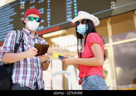 Mann und Frau auf dem Flughafen, Ehepaar warten auf Flugtickets Stockfoto