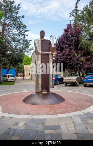 Metallische Statue eines alten Musikers, der seine Harfe im Stadtpark von Katerini City, Griechenland, hält Stockfoto