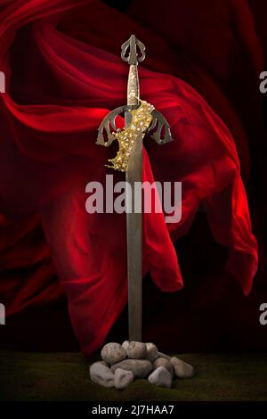 Antikes mittelalterliches Ritterschwert, das vor einer romantischen Kulisse steht Stockfoto