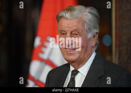 Hamburg, Deutschland. 06.. Mai 2022. Albert Darboven, Unternehmer, kommt zur Feier des '100 Jahre Übersee Clubs' im Rathaus. Kredit: Marcus Brandt/dpa/Alamy Live Nachrichten Stockfoto