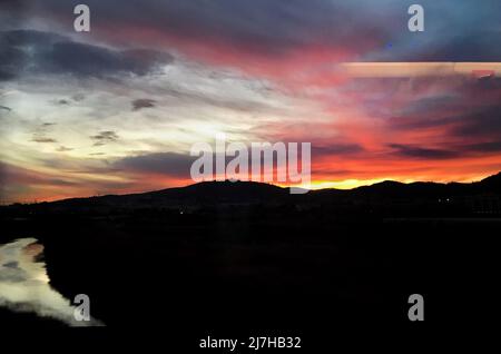 An der Grenze zwischen Spanien und Frankreich, Sonnenuntergang aus dem Zug. Stockfoto