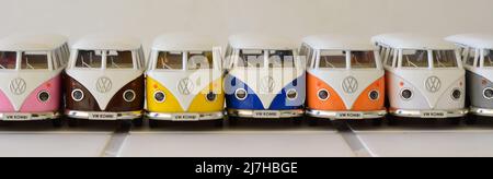 Diecast, Van. Eisenminiatur von Lieferwagen verschiedener Farben, Brasilien, Südamerika, Vorderansicht, selektiver Fokus auf weißem Tisch auf weißem Hintergrund, Zoom, i Stockfoto