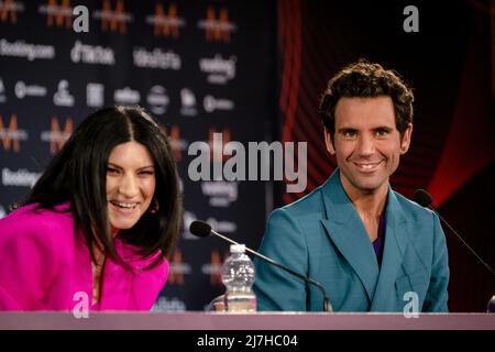 TURIN, Italy, 2022-05-09 18:57:27 TURIN - Sängerin Mika, Moderator Alessandro Cattelan und Sängerin Laura Pausini während einer Pressekonferenz im Vorfeld des Halbfinales des Eurovision Song Contest. ANP KIPPA SANDER KING niederlande Out - belgien Out Stockfoto