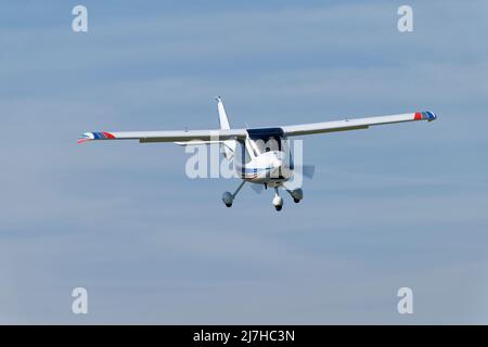 Flight Design CTSW-Registrierung G-SWCT im Finale für die Ankunft auf dem Flugplatz Popham in Hampshire England, um an der jährlichen MKS des Ultraleichtflugzeugs teilzunehmen Stockfoto