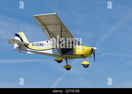 Gelb und weiß Sky Ranger Microlight Kit Flugzeug G-CCBG kommt über den Flugplatz Popham in der Nähe von Basingstoke in Hampshire für die jährliche Microlight-Fly-in an Stockfoto