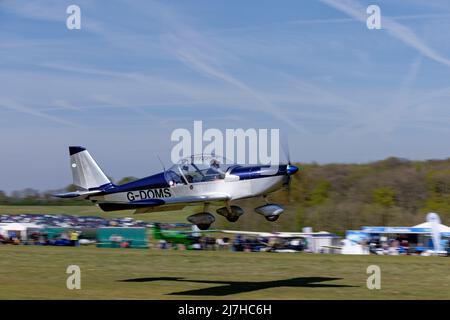 Aerotechnik EV97 Eurostar Kit Flugzeug G-DOMS kommt auf dem Flugplatz Popham in Hampshire England an, um an der jährlichen Zusammenkunft der Ultraleichtflugzeuge teilzunehmen Stockfoto