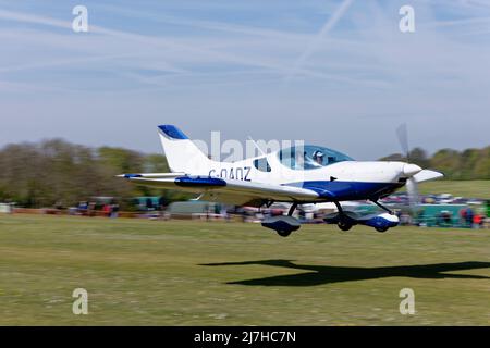 Das elegant aussehende CSA Sportcruiser-Flugzeug G-DADZ kommt für eine sanfte Landung auf dem Flugplatz Popham in der Nähe von Basingstoke in Hampshire England Stockfoto