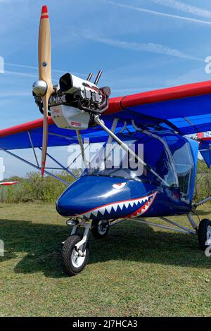 Die Form des Nasenkonus auf diesem leuchtend blauen X'Air Jabiru-Mikrolichtflugzeug ist ideal für das Hai-Gesicht-Kunstwerk, das wunderschön aufgetragen wurde. Stockfoto