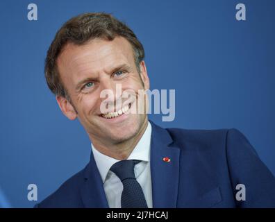 Berlin, Deutschland. 09.. Mai 2022. Der französische Präsident Emmanuel Macron spricht vor seinem Kanzleramt. Quelle: Michael Kappeler/dpa/Alamy Live News Stockfoto