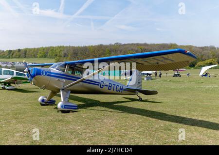 Superb aussehende 74-jährige Luscombe 8E Silvaire Leichtflugzeug auf Popham Flugplatz in der Nähe von Basingstoke in Südengland geparkt. Stockfoto