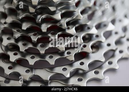 Rollenkette für Fahrräder, Teil des Fahrzeugs, das die Leistung von den Pedalen auf den Antrieb überträgt Stockfoto