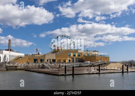 Allas Sea Pool vor dem Marktplatz von Helsinki an einem hellen Frühlingstag Stockfoto